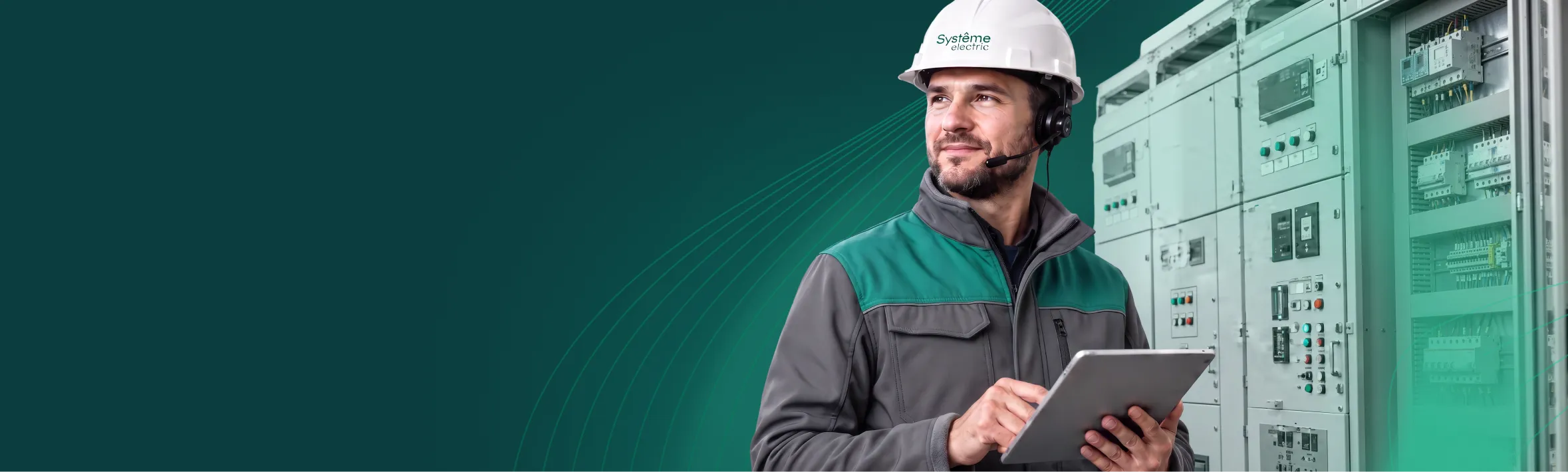 Инженер Systeme Electric рядом с электротехническим оборудованием